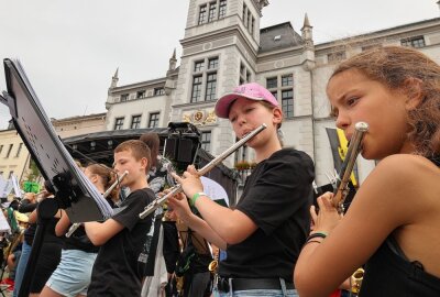 Bunter Programm-Mix zum 20. Oelsnitzer Sperkenfest - Die jungen Musiker bewiesen, dass sie auch in großer Formation, gemeinsam musizieren können. Foto: Thomas Voigt