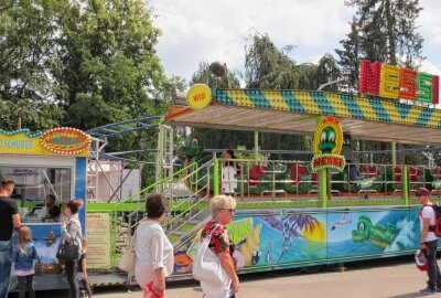 Buntes Restprogramm beim Limbach-Oberfrohnaer Stadtparkfest - Die kleine Nessie-Achterbahn ist nach einer Pause wieder vor Ort. Foto: A.Büchner
