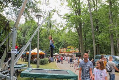Buntes Restprogramm beim Limbach-Oberfrohnaer Stadtparkfest - Für Kinder sind Sprünge und Saltos auf dem Trampolin spannend. Foto: A.Büchner