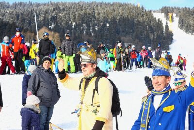 Buntes Treiben beim 104. Skifasching in Oberwiesenthal - Bürgermeister Jens Benedict (li) führt die kleine Runde am Skihang an. Foto: Thomas Fritzsch/PhotoERZ