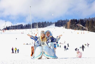Buntes Treiben beim 104. Skifasching in Oberwiesenthal - Das Prinzenpaar Rebecca und Niclas mit dem Schlitten am Skihang unterwegs. Foto: Thomas Fritzsch/PhotoERZ