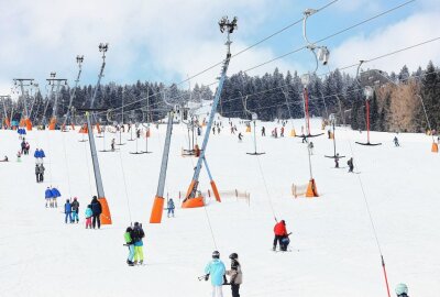 Buntes Treiben beim 104. Skifasching in Oberwiesenthal - Der Sk‭ihang ist bestens gefüllt. Foto: Thomas Fritzsch/PhotoERZ