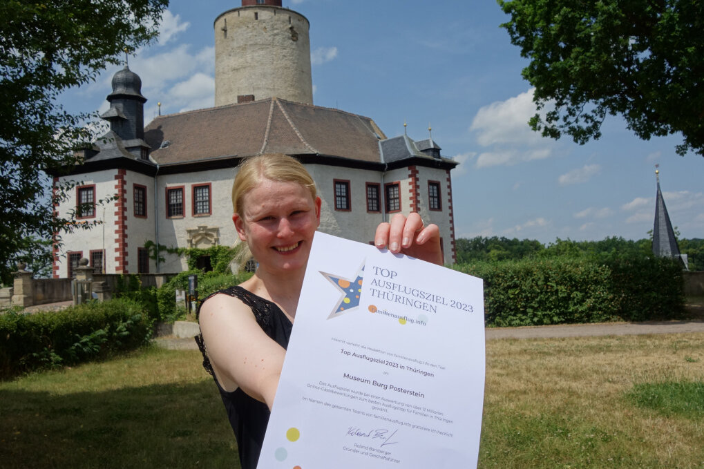 Hier zeigt Museumsmitarbeiterin Franziska Huberty die Urkunde von Familienausflug.info. Foto: Burg Posterstein