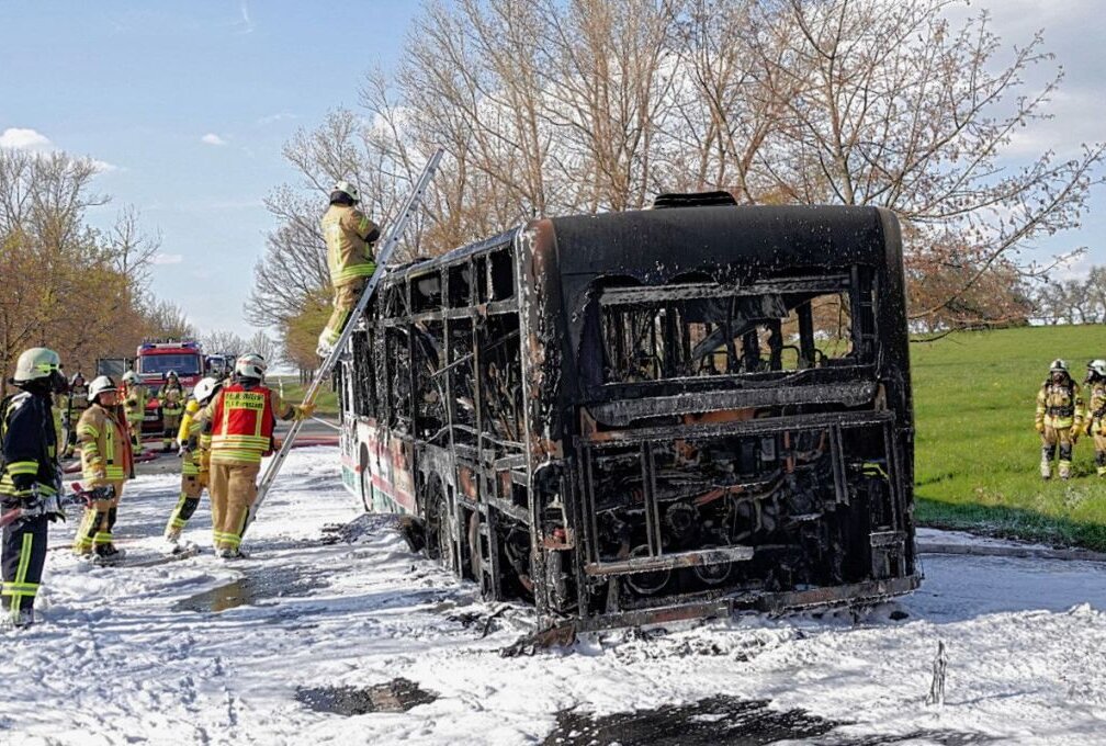 Der ausgebrannte Bus. Foto: Harry Härtel