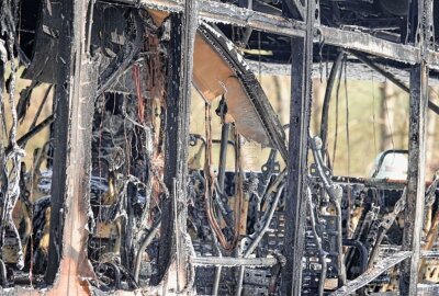 Burgstädt: Linienbus mitten auf der Straße ausgebrannt - Der ausgebrannte Bus. Foto: Harry Härtel