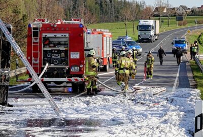Burgstädt: Linienbus mitten auf der Straße ausgebrannt - Der ausgebrannte Bus. Foto: Harry Härtel