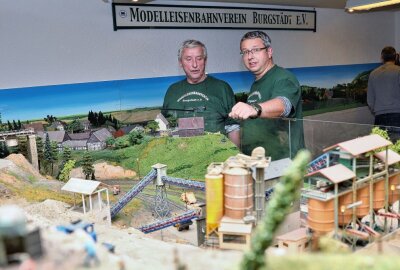 Burgstädt: Neue Modellbahnausstellung in der Turmpassage - Thomas (li.) und Markus Engel sind begeisterte Modelleisenbahner und teilen gern mit anderen ihre Leidenschaft. Foto: Andrea Funke