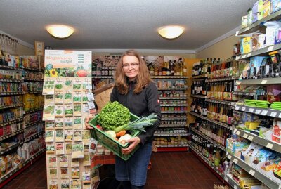 Burgstädter Landgarten bietet frische Gemüsekisten - Yvonne Graunitz mit einer gefüllten Gemüsekiste in ihrem Hofladen mit einem breiten Bio-Sortiment. Foto: Andrea Funke