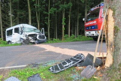 Burkhardtsgrün: Transporter kracht gegen Baum - Auf der S274  Zschorlau kam es in Richtung Burkhardtsgrün zu einem Unfall. Foto: Niko Mutschmann