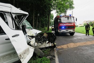 Burkhardtsgrün: Transporter kracht gegen Baum - Auf der S274  Zschorlau kam es in Richtung Burkhardtsgrün zu einem Unfall. Foto: Niko Mutschmann