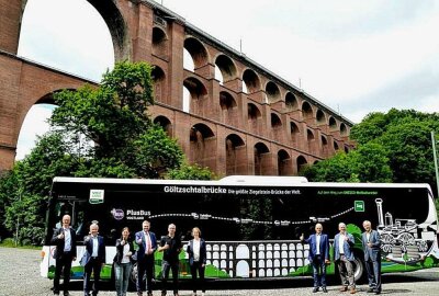 Bus als fahrende Botschaft: UNESCO-Weltkulturerbe-Bewerbung übergeben - Die Stadt Reichenbach hat einen unikaten Bus erhalten. Foto: Vogtlandkreis