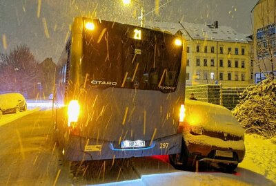 Bus rutscht wegen Glätte gegen parkenden PKW - Bus der CVAG Linie 21 rutscht bei Strassenglätte und Neuschnee gegen einenparkenden PKW. Foto: Harry Haertel