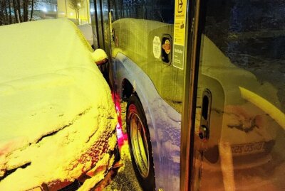 Bus rutscht wegen Glätte gegen parkenden PKW - Bus der CVAG Linie 21 rutscht bei Strassenglätte und Neuschnee gegen einenparkenden PKW. Foto: Harry Haertel