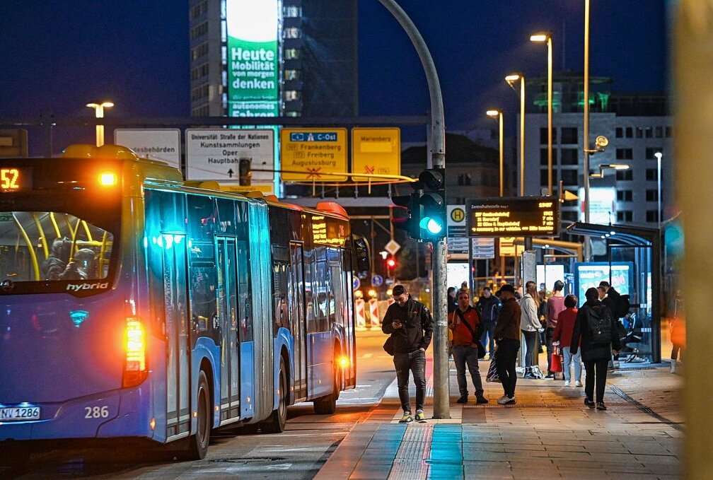 Bus- und Bahnfahren deutlich teurer: CVAG und VMS erhöhen  Fahrpreise - Chemnitz CVAG Bus Bahn bei Nacht Zentralhaltestelle und Bahnhofstraße Foto: Andreas Seidel