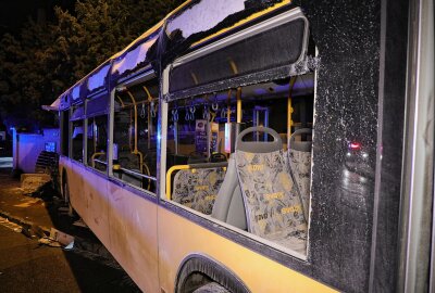 Bus-Unfall in Dresden: Busfahrer schwer verletzt im Krankenhaus - Bus-Unfall in Dresden: Busfahrer schwer verletzt im Krankenhaus. Foto: Roland Halkasch
