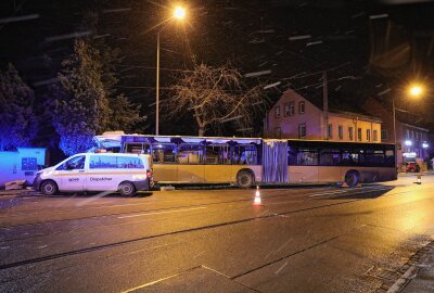 Bus-Unfall in Dresden: Busfahrer schwer verletzt im Krankenhaus - Bus-Unfall in Dresden: Busfahrer schwer verletzt im Krankenhaus. Foto: Roland Halkasch
