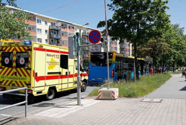 Bus zu Notbremsung gezwungen: Drei Menschen teils schwer verletzt - Bei der Notbremsung verletzten sich 3 Personen. Foto: Jan Haertel/ ChemPic