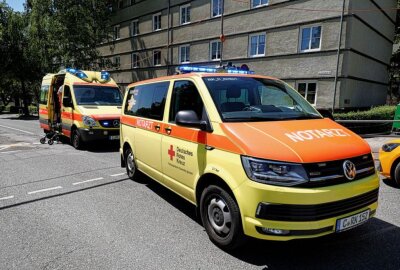 Bus zu Notbremsung gezwungen: Drei Menschen teils schwer verletzt - Bei der Notbremsung verletzten sich 3 Personen. Foto: Jan Haertel/ ChemPic