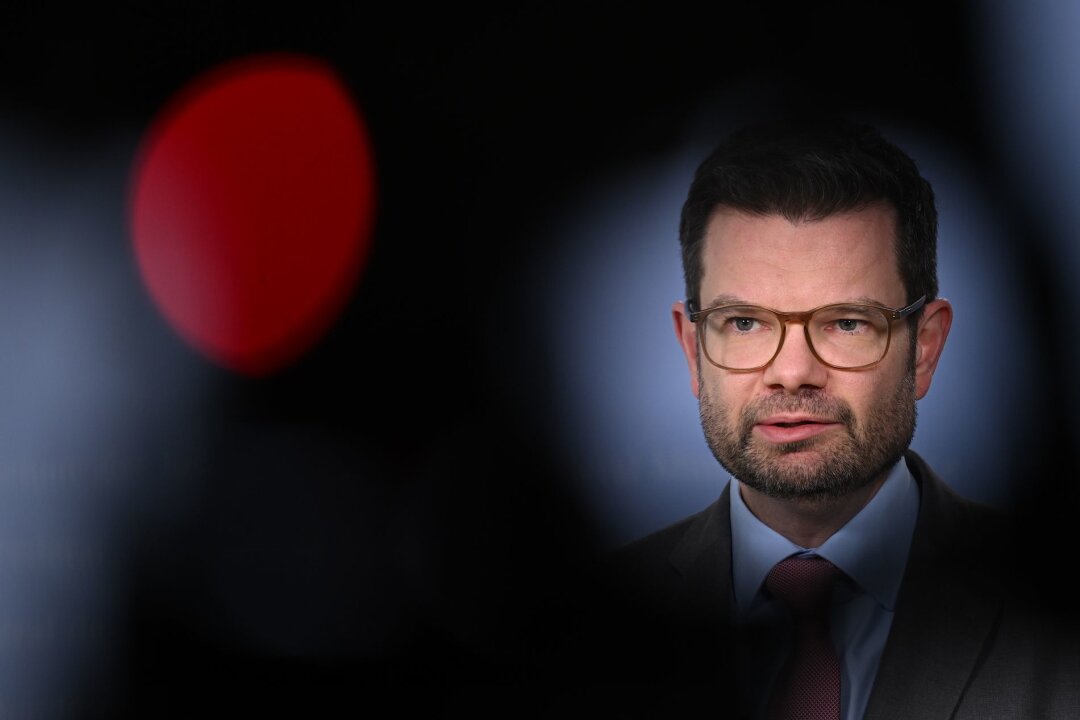 Buschmann: Gewalt im politischen Streit nie legitim - Marco Buschmann spricht bei einem Statement.