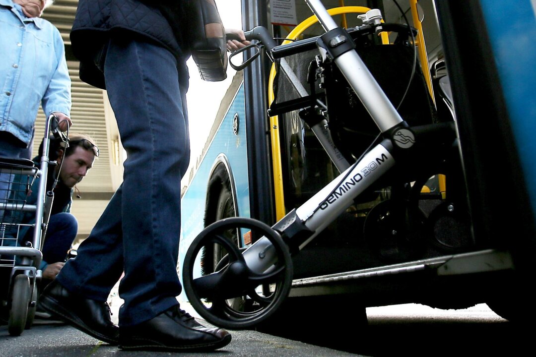Busfahren mit Rollator: Tipps für Einsteiger - Sicher in Bus und Bahn: In manchen Städten veranstalten Verkehrsunternehmen Übungsparcours und Technik-Checks für Menschen mit Rollatoren.
