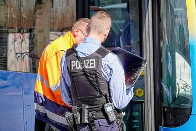 Busfahrer angegriffen - In Chemnitz wurde ein Busfahrer angegriffen. Foto: Harry Haertel