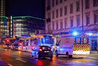 Busfahrer geschlagen: Fahrgast verstößt gegen Corona-Verordnung - Die Bushaltestelle in der Chemnitzer Theaterstraße. Foto: Harry Haertel