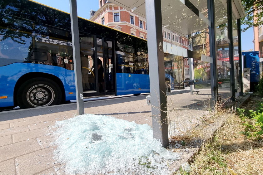 Bushaltestelle am Sonnenberg beschädigt. 