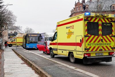Busunfall auf der Frankenberger Straße fordert mehrere Verletzte - Unfall auf der Frankenberger Straße. Foto: Harry Härtel