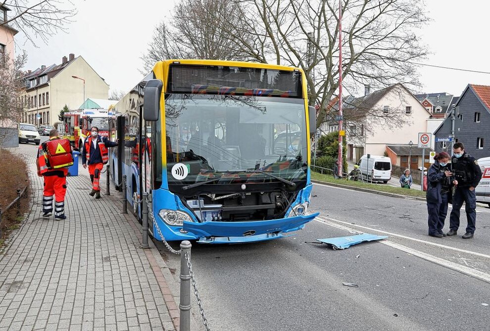 Unfall mit Linienbus in Hohenstein-Ernstthal. Foto: Andreas Kretschel