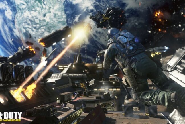 Futuristische Szenarien bot die Shooter-Reihe schon lange, doch mit "Call of Duty: Infinite Warfare" wechselte die Ballerreihe ins Science-Fiction-Genre: Das Geschehen findet großenteils im Weltraum statt. Das bringt auch neue Gameplay-Aspekte mit sich. Schöner schießen in der Schwerelosigkeit, so die Devise.