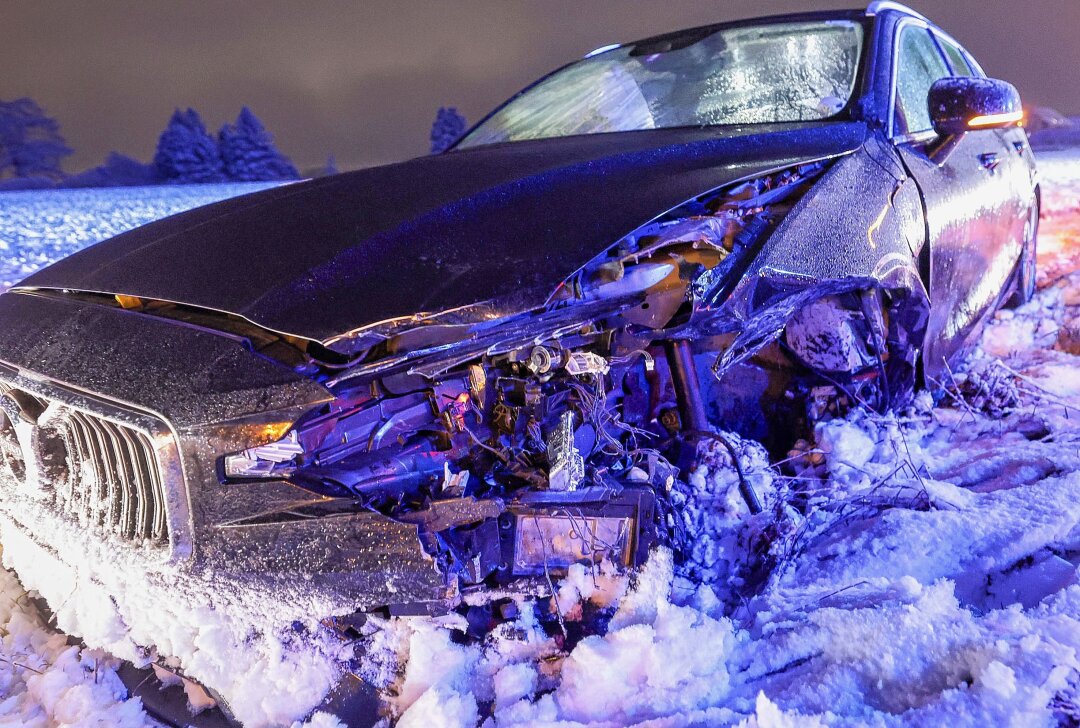 Callenberg: Rettungseinsatz nach Unfall auf B180 - Der Volvo landete im Schnee. Foto: Andreas Kretschel