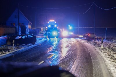 Callenberg: Rettungseinsatz nach Unfall auf B180 - Der Volvo verlor sein Vorderrad. Foto: Andreas Kretschel