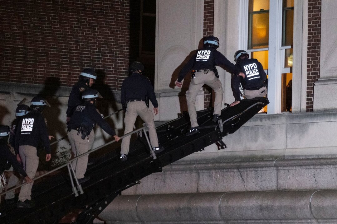 Campus-Protest in New York: Polizei räumt besetztes Gebäude - Polizisten dringen in das obere Stockwerk der Hamilton Hall auf dem Campus der Columbia University in New York ein.