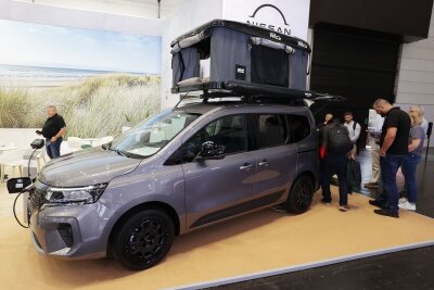 Caravan Salon: Zwischen Dachzelt und rollender Villa - Mit Faltzelt auf dem Dach: der Nissan Townstar EV für knapp 40 000 Euro.