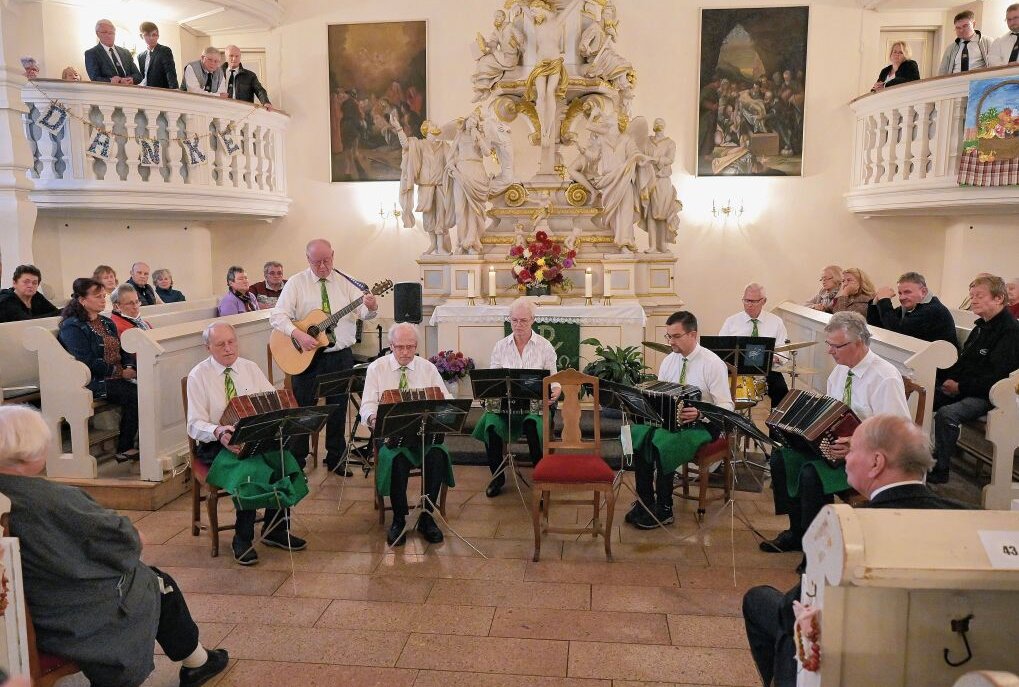 Carlsfelder Bandonionfestival ist rundum gelungen - Musiker des Bandonion-Orchester Dresden sind als Gruppe erstmalig in der Trinitatiskirche in Carlsfeld aufgetreten. Foto: Ralf Wendland