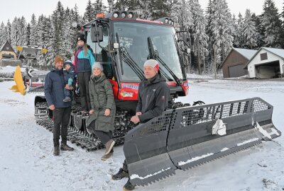Carlsfelder Skihang öffnet am Wochenende - Familie Uhlig aus Carlsfeld freut sich schon darauf, dass ich der Lift auf morgen wiederdreht. Foto: Ralf Wendland