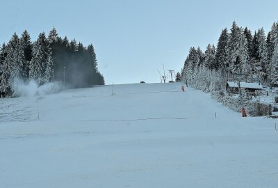 Carlsfelder Skihang öffnet am Wochenende - Am Hirschkopf in Carlsfeld ist alles vorbereitet - Skifahren ist ab Samstag wieder möglich. Foto: Ralf Wendland