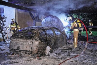 Carport steht in Flammen: Feuerwehr verhindert Schlimmeres - Die Ursache für den Brand des Carports ist noch unklar. Foto: Roland Halkasch.