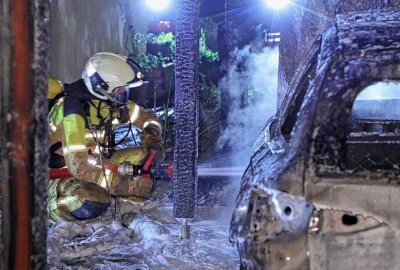Carport steht in Flammen: Feuerwehr verhindert Schlimmeres - Die Ursache für den Brand des Carports ist noch unklar. Foto: Roland Halkasch.