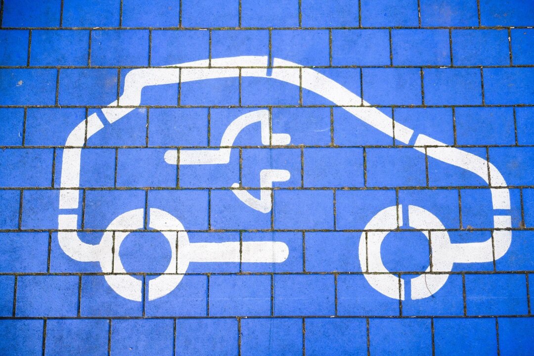 Carsharing- und Mietwagen: Zögerliche Umstellung auf E-Autos - Aufgrund der geringeren Reichweite müssten E-Autos häufiger aufgeladen werden als Verbrenner betankt (Symbolbild).