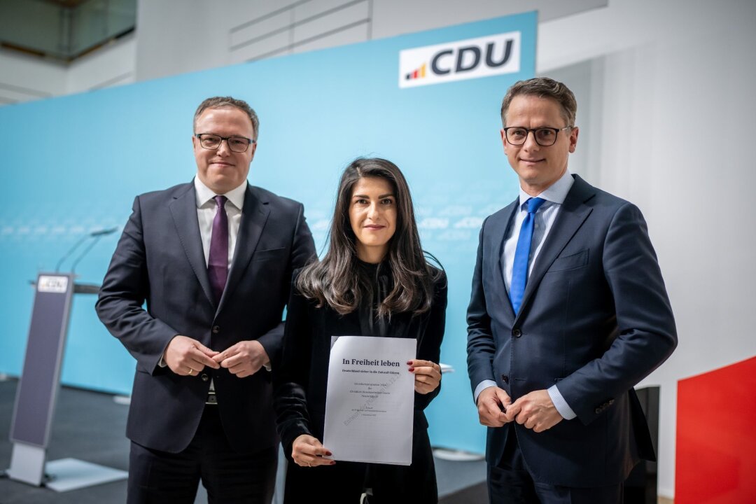 CDU ändert wohl umstrittenen Islam-Satz in Programmentwurf - CDU-Generalsekretär Carsten Linnemann (r) und die stellvertretenden Vorsitzenden der Programm- und Grundsatzkommission, Serap Güler und Mario Voigt.