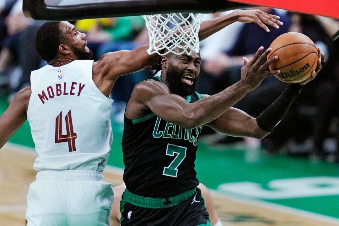 Celtics als erstes NBA-Team in Conference Finals - Jaylen Brown (r) von den Boston Celtics zieht zum Korb der Cleveland Cavaliers.