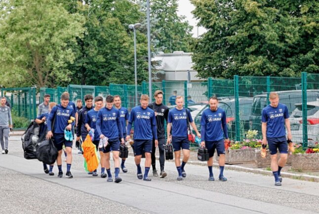 Die Mannschaft läuft zum Trainingsplatz. Foto: Harry Härtel