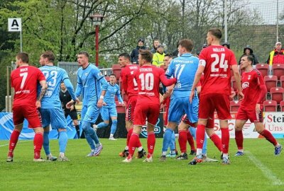 CFC beendet Negativserie in Zipsendorf - Die Himmelblauen waren diesmal auch bei Standards gefährlich, das 2:0 durch Müller fiel nach einem Eckball. Foto: Marcus Hengst