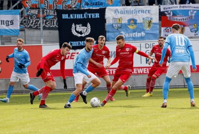 CFC erkämpft sich in Unterzahl Heimsieg gegen Kroos-Elf - Kampf um den Ball. Foto: Harry Härtel