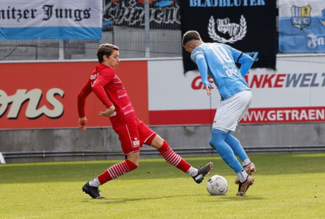 CFC erkämpft sich in Unterzahl Heimsieg gegen Kroos-Elf - Kilian Pagliuca (rechts) im Zweikampf mit einem Greifswalder Spieler. Foto: Harry Härtel