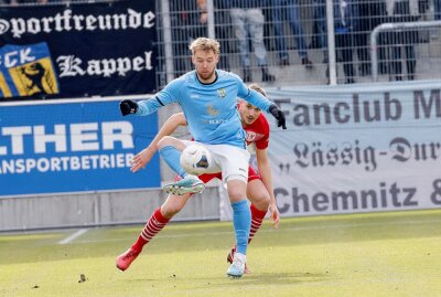 CFC erkämpft sich in Unterzahl Heimsieg gegen Kroos-Elf - Felix Brügmann am Ball. Foto: Harry Härtel