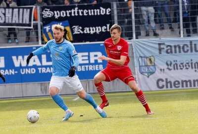 CFC erkämpft sich in Unterzahl Heimsieg gegen Kroos-Elf - Felix Brügmann im Zweikampf mit einem Greifswalder Spieler. Foto: Harry Härtel