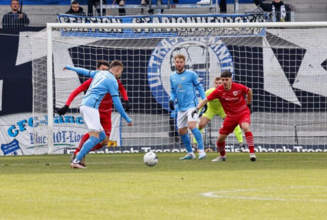 CFC erkämpft sich in Unterzahl Heimsieg gegen Kroos-Elf - Kilian Pagliuca am Ball. Foto: Harry Härtel