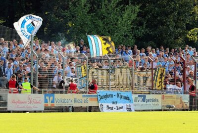CFC feiert seriösen Sachsenpokalsieg in Riesa! - Unter den 1.112 Zuschauern in der "Feralpi-Arena" waren aus ZAHL Fans aus Chemnitz. Foto: Fokus Fischerwiese